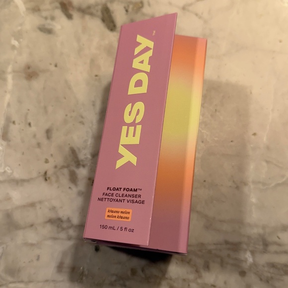 Yes Day Float Foam Face Cleanser - Picture 2 of 6